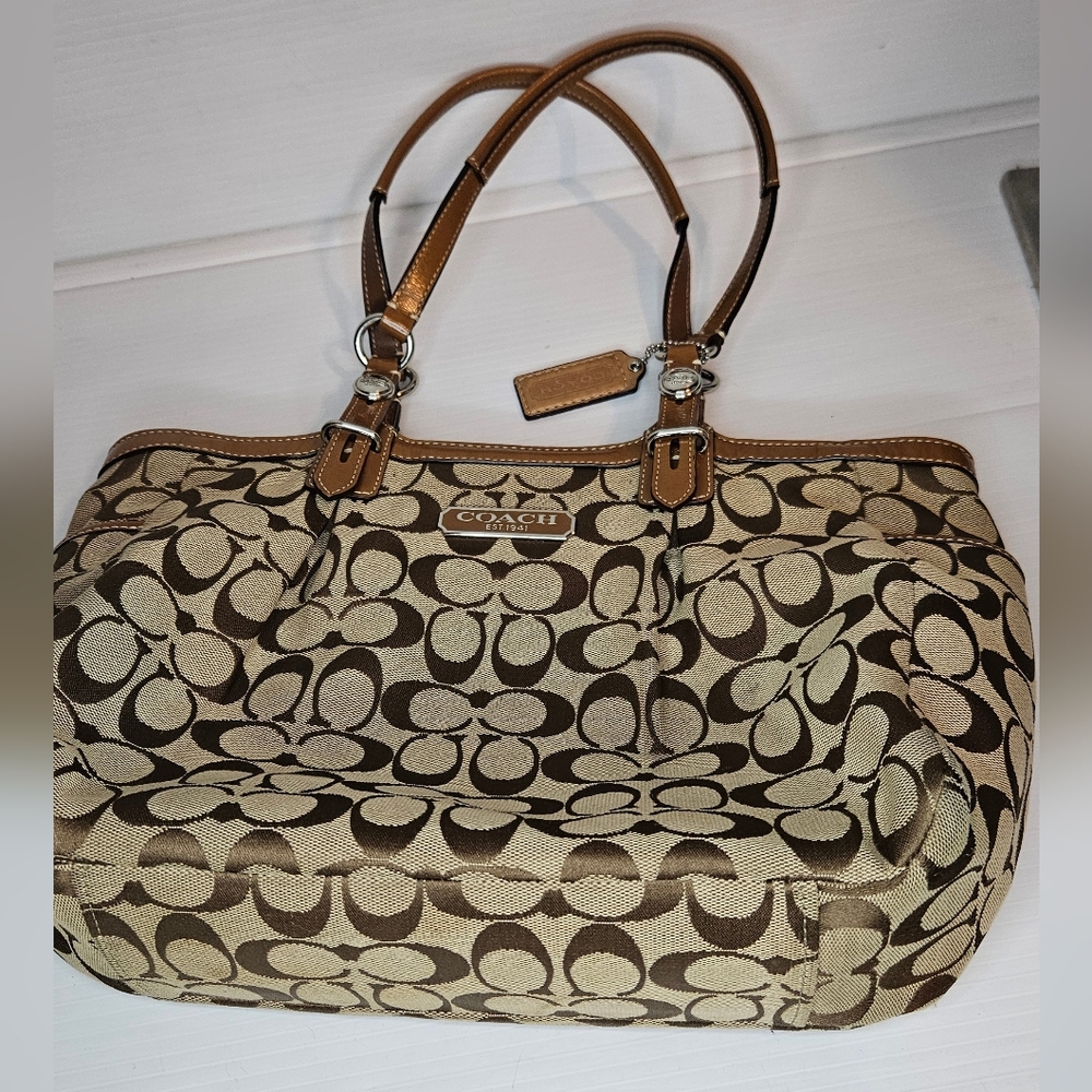 Coach Brown Signature Gallery Tote – Medium Canvas & Leather – Tan – Zip - Picture 6 of 16